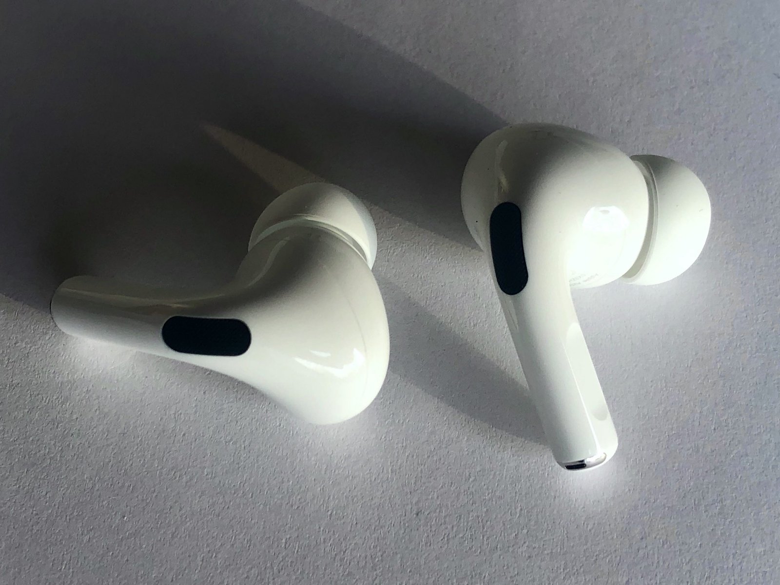 Raycon Earbuds Vs Airpods Review (Which Is Better?)